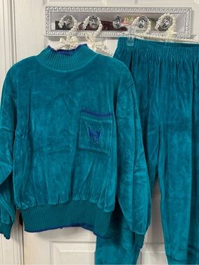 VINTAGE Liz Claiborne Lizsport Teal Velour Top with Embroidered Crest